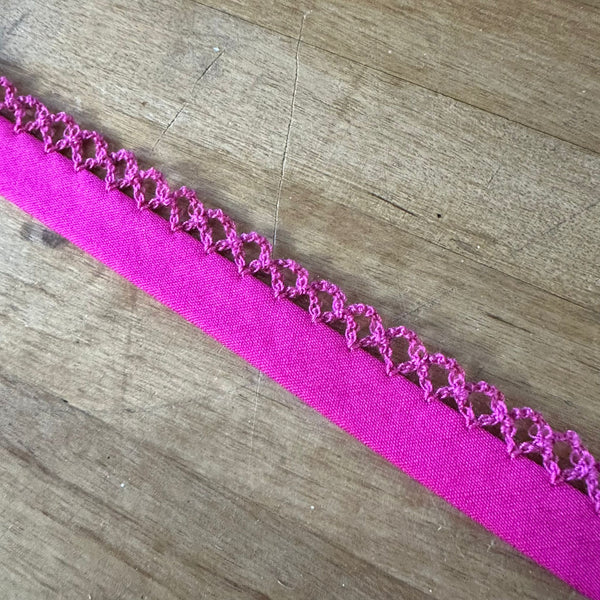 TRIM: Crochet-Edged Poplin Bias Binding (Double Fold) - 15mm width: Precut 2.4m: FUCHSIA